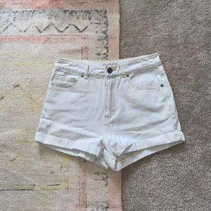 Highwaisted light wash mom shorts